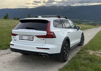 Volvo V60 Cross Country B4 Mild Hybrid AWD — SUV familial sophistiqué, garantie Swiss Premium incluse — côté