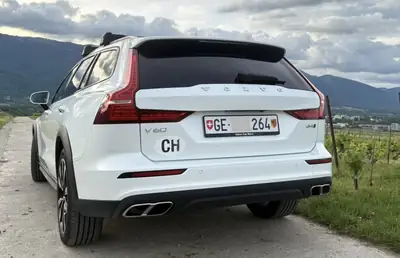 Volvo V60 Cross Country B4 Mild Hybrid AWD — SUV familial sophistiqué, garantie Swiss Premium incluse — arrière
