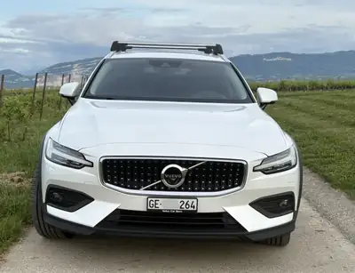 Volvo V60 Cross Country B4 Mild Hybrid AWD — SUV familial sophistiqué, garantie Swiss Premium incluse — intérieur