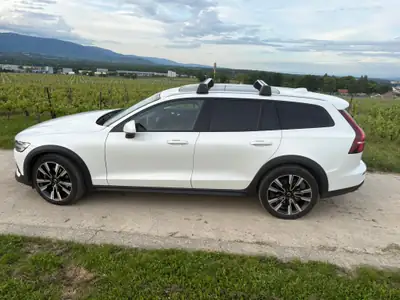 Volvo V60 Cross Country B4 Mild Hybrid AWD — SUV familial sophistiqué, garantie Swiss Premium incluse — détail