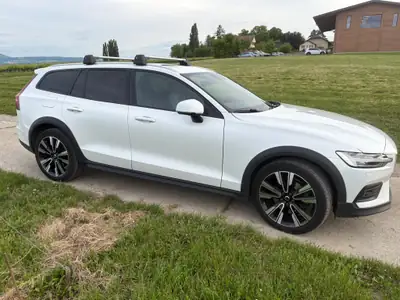 Volvo V60 Cross Country B4 Mild Hybrid AWD — SUV familial sophistiqué, garantie Swiss Premium incluse — tableau de bord