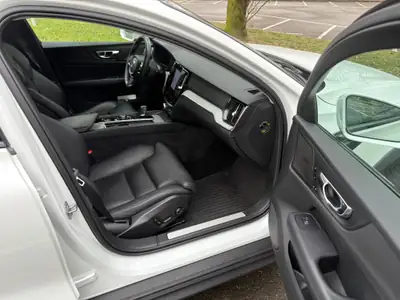 Volvo V60 Cross Country B4 Mild Hybrid AWD — SUV familial sophistiqué, garantie Swiss Premium incluse — Miniature 9
