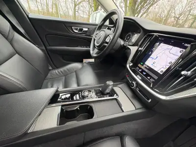 Volvo V60 Cross Country B4 Mild Hybrid AWD — SUV familial sophistiqué, garantie Swiss Premium incluse — Miniature 10