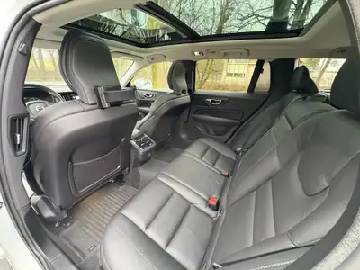 Volvo V60 Cross Country B4 Mild Hybrid AWD — SUV familial sophistiqué, garantie Swiss Premium incluse — Miniature 14
