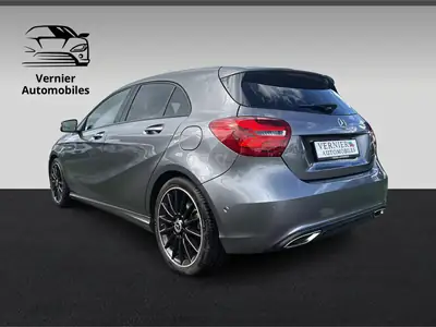 Mercedes-Benz A 180 — Berline compacte automatique, faible kilométrage et garantie 12 mois — intérieur