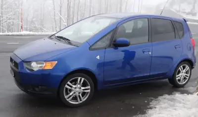 Mitsubishi Colt 1.3 16V — Citadine compacte et économique, seulement 14'800 km — vista posteriore