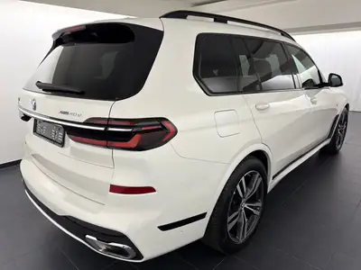BMW X7 xDrive 48V 40d M Sport — SUV 7 places hybride diesel, première main — rear view