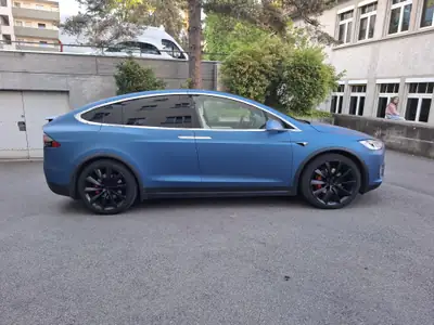 Tesla Model X Ludicrous Performance — SUV électrique 7 places, 795 ch, Autopilot avancé — fianco