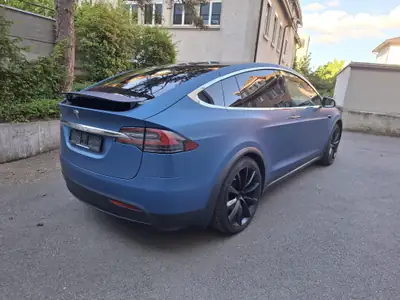 Tesla Model X Ludicrous Performance — SUV électrique 7 places, 795 ch, Autopilot avancé — vista posteriore