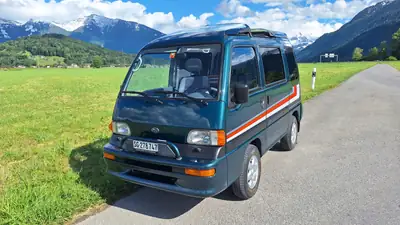 Subaru E12 Wagon 4WD — Routière polyvalente des années 90, intérieur aménagé — vue extérieure