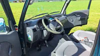 Subaru E12 Wagon 4WD — Routière polyvalente des années 90, intérieur aménagé — tableau de bord