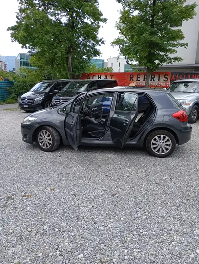 Toyota Auris 1.4 D-4D Linea Luna — Berline compacte fiable, faible consommation diesel — côté
