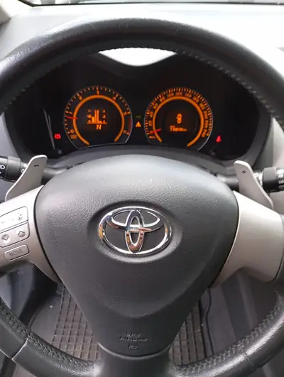 Toyota Auris 1.4 D-4D Linea Luna — Berline compacte fiable, faible consommation diesel — tableau de bord