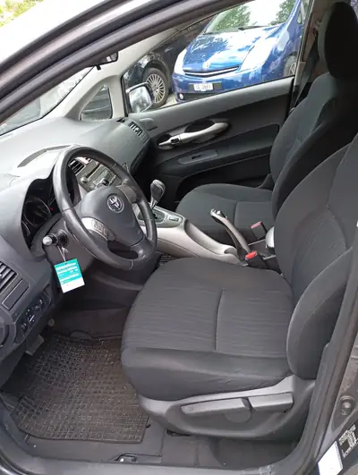 Toyota Auris 1.4 D-4D Linea Luna — Berline compacte fiable, faible consommation diesel — Miniature 7