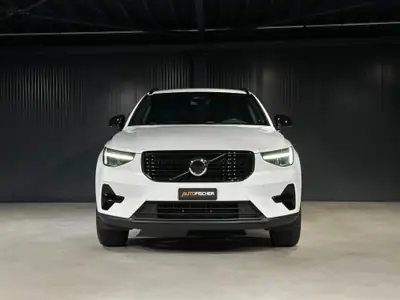 Volvo XC40 B3 Mild Hybrid — SUV compact élégant, très peu kilométré — rear view