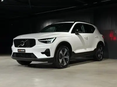Volvo XC40 B3 Mild Hybrid — SUV compact élégant, très peu kilométré — interior