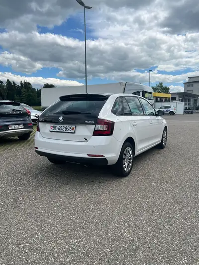 Skoda Rapid 1.4 TSI Ambition DSG — Break pratique, moteur performant, état impeccable — vista posteriore