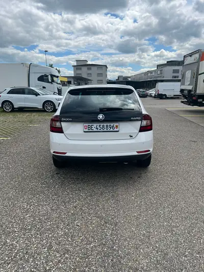 Skoda Rapid 1.4 TSI Ambition DSG — Break pratique, moteur performant, état impeccable — interni