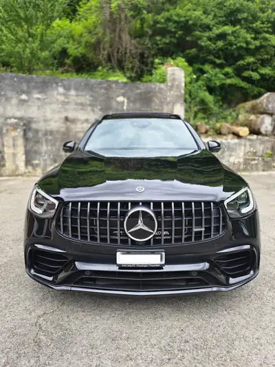 Mercedes-Benz GLC 63 S AMG — 510 ch, Pack carbone et attelage, intérieur cuir noir premium — Heckansicht
