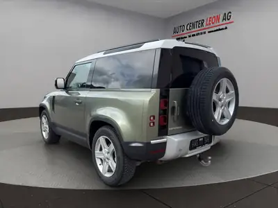 Land Rover Defender 90 3.0D I6 250 — SUV robuste, caméra 360° et attelage renforcé — interior