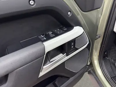 Land Rover Defender 90 3.0D I6 250 — SUV robuste, caméra 360° et attelage renforcé — Thumbnail 9