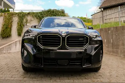 BMW XM50e — SUV hybride rechargeable haute performance, 21500 km seulement — vue extérieure