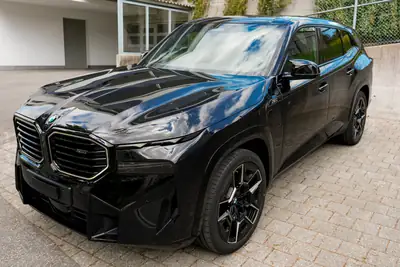 BMW XM50e — SUV hybride rechargeable haute performance, 21500 km seulement — arrière