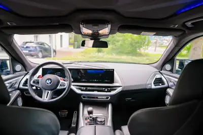 BMW XM50e — SUV hybride rechargeable haute performance, 21500 km seulement — détail