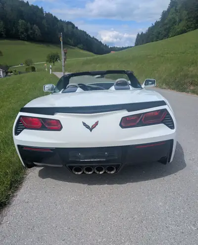 Chevrolet Corvette C7 Stingray Cabrio Z51 — Muscle car légendaire, kit carrosserie et jantes forgées — vista posteriore