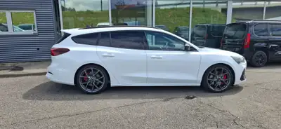 Ford Focus 2.3 EcoBoost ST X — Break sportif, 280 ch, toit ouvrant panoramique — fianco
