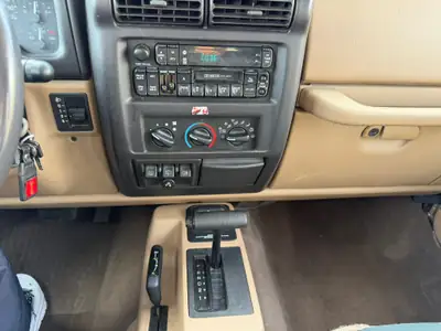 Jeep Wrangler 4.0 Sahara Hardtop — Légende tout-terrain, expertise du jour — Miniatur 11