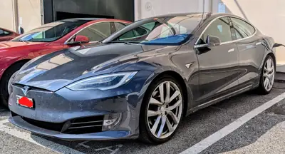 Tesla Model S 90D — Berline électrique haute performance, batterie certifiée 93% SoH — côté