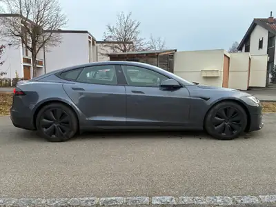 Tesla Model S 2023 — Berline électrique haute performance, 55 000 km seulement — vista posteriore