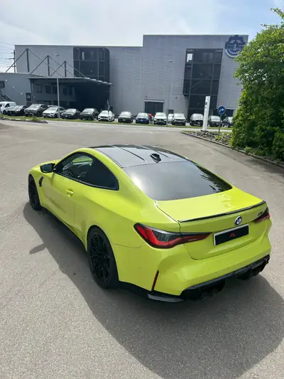 BMW M4 Coupé Competition — 510 ch, toit carbone, finition jaune métallisée — fianco