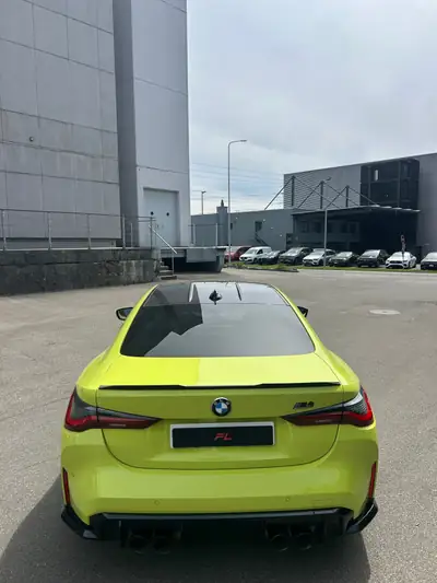 BMW M4 Coupé Competition — 510 ch, toit carbone, finition jaune métallisée — vista posteriore