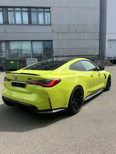 BMW M4 Coupé Competition — 510 ch, toit carbone, finition jaune métallisée — interni