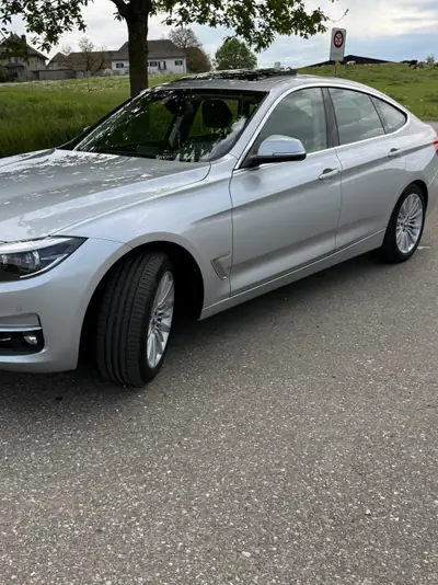 BMW 320i xDrive Gran Turismo — Spacieux, performant, première main avec 70'000 km — vista posteriore