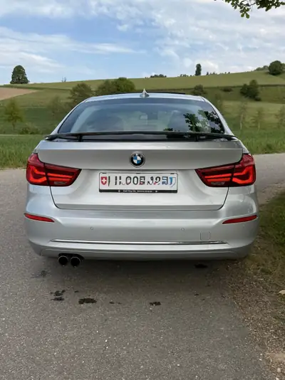 BMW 320i xDrive Gran Turismo — Spacieux, performant, première main avec 70'000 km — fianco
