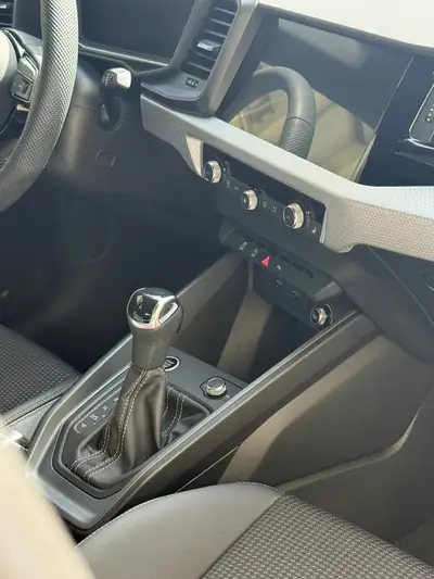 Audi A1 Sportback 30 TFSI S Line — Citadine dynamique, première main, faible kilométrage — Miniature 10