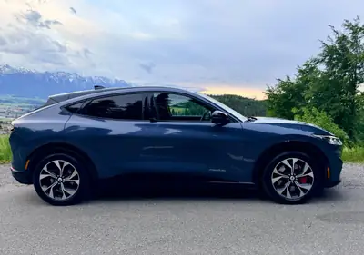 Ford Mustang Mach-E Extended AWD — SUV électrique performant, 62 500 km seulement — side view