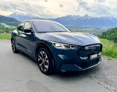 Ford Mustang Mach-E Extended AWD — SUV électrique performant, 62 500 km seulement — exterior view