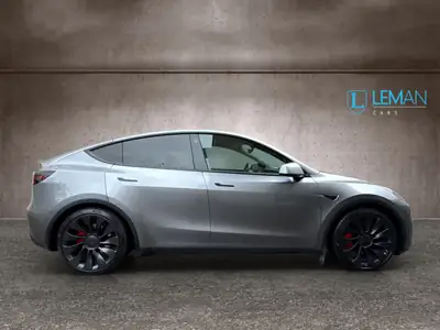 Tesla Model Y Performance — SUV électrique haute performance, 29 000 km seulement — intérieur