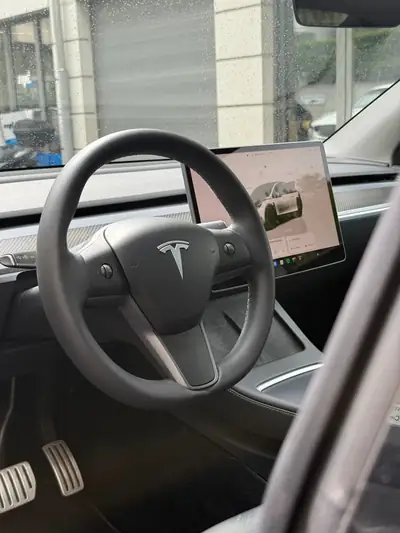Tesla Model Y Performance — SUV électrique haute performance, 29 000 km seulement — Miniature 9