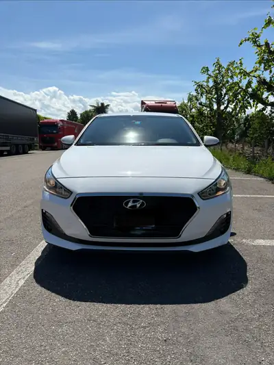 Hyundai i30 1.4 T-GDi Amplia — Compacte dynamique, 47'000 km seulement — côté