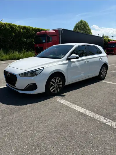 Hyundai i30 1.4 T-GDi Amplia — Compacte dynamique, 47'000 km seulement — intérieur