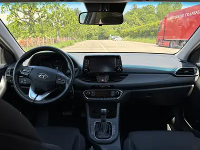 Hyundai i30 1.4 T-GDi Amplia — Compacte dynamique, 47'000 km seulement — Miniature 10