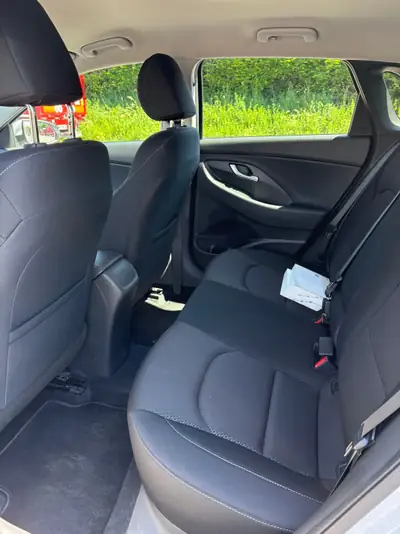 Hyundai i30 1.4 T-GDi Amplia — Compacte dynamique, 47'000 km seulement — Miniature 13