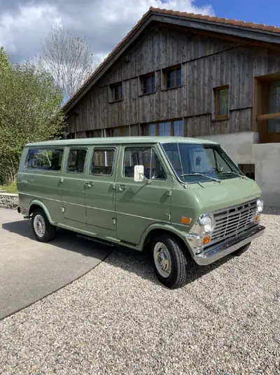 Ford Econoline E330 Club Wagon Château 1969 — Monospace américain vintage, 66'000 km d'authenticité — exterior view