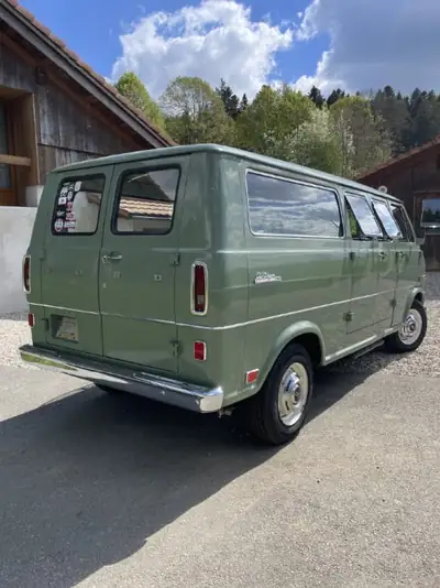 Ford Econoline E330 Club Wagon Château 1969 — Monospace américain vintage, 66'000 km d'authenticité — side view