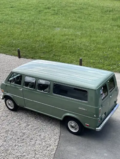 Ford Econoline E330 Club Wagon Château 1969 — Monospace américain vintage, 66'000 km d'authenticité — dashboard